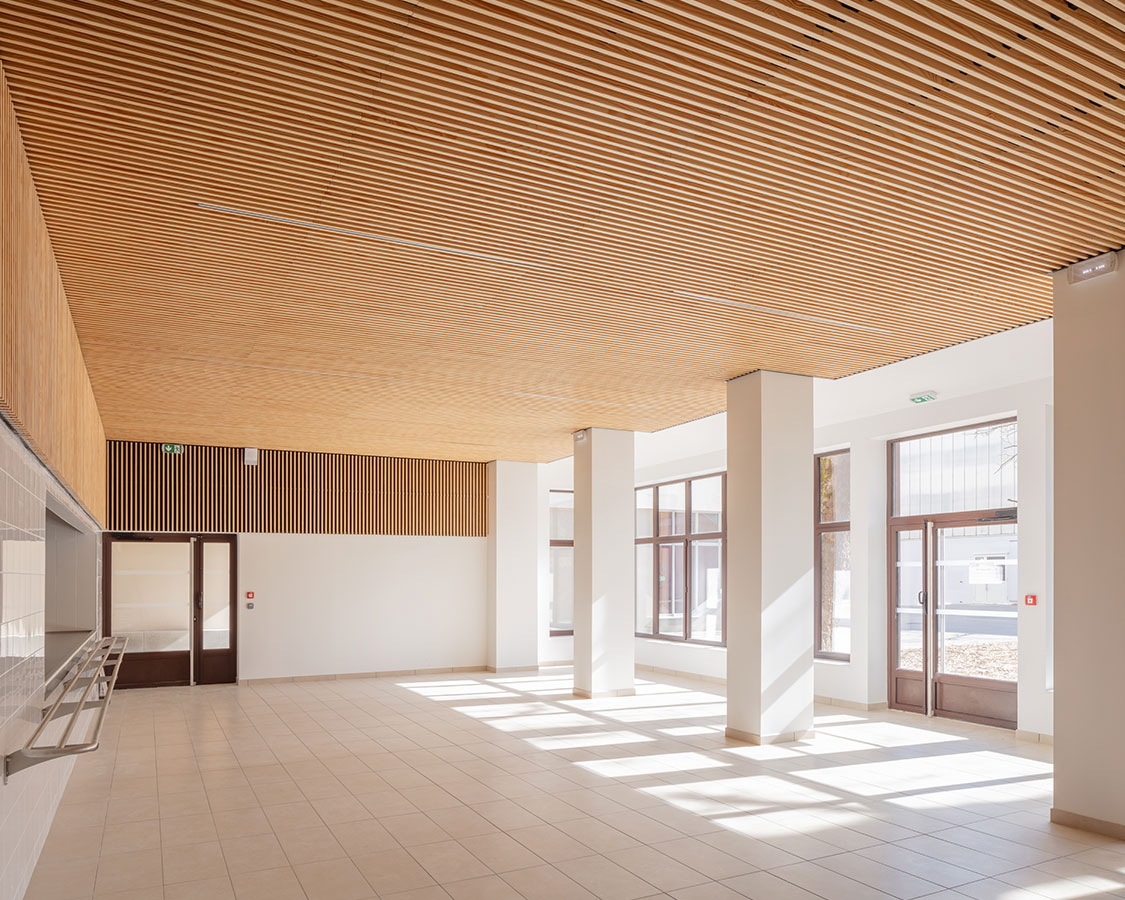 Une photo d'une salle de restauration