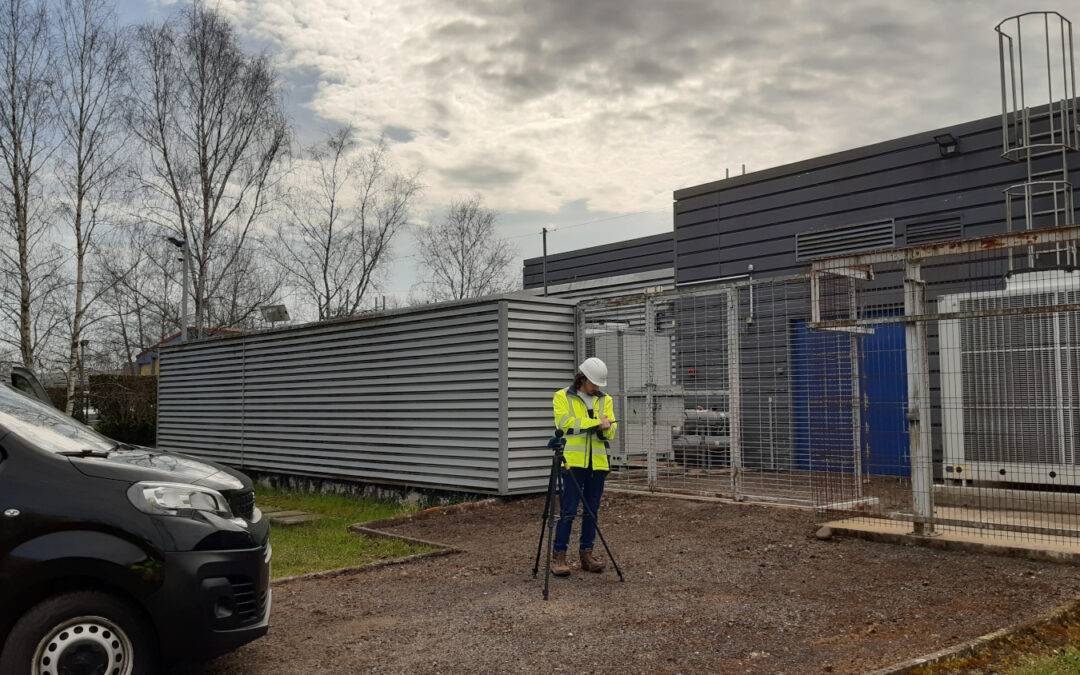 Un ingénieur acousticien en mesure sur un data center en exploitation