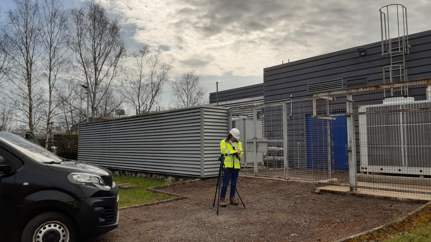 Un ingénieur acousticien en mesure sur un data center en exploitation