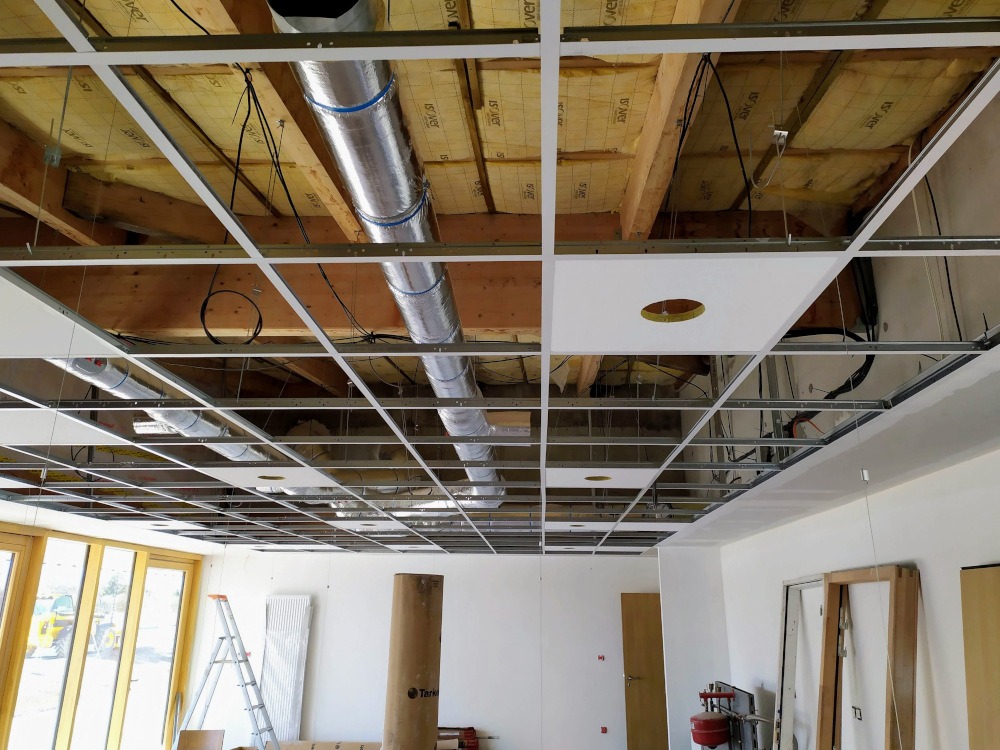 Faux-plafond Mise en place d’un faux-plafond absorbant en dalle de laine minérale sur ossature métallique suspendue