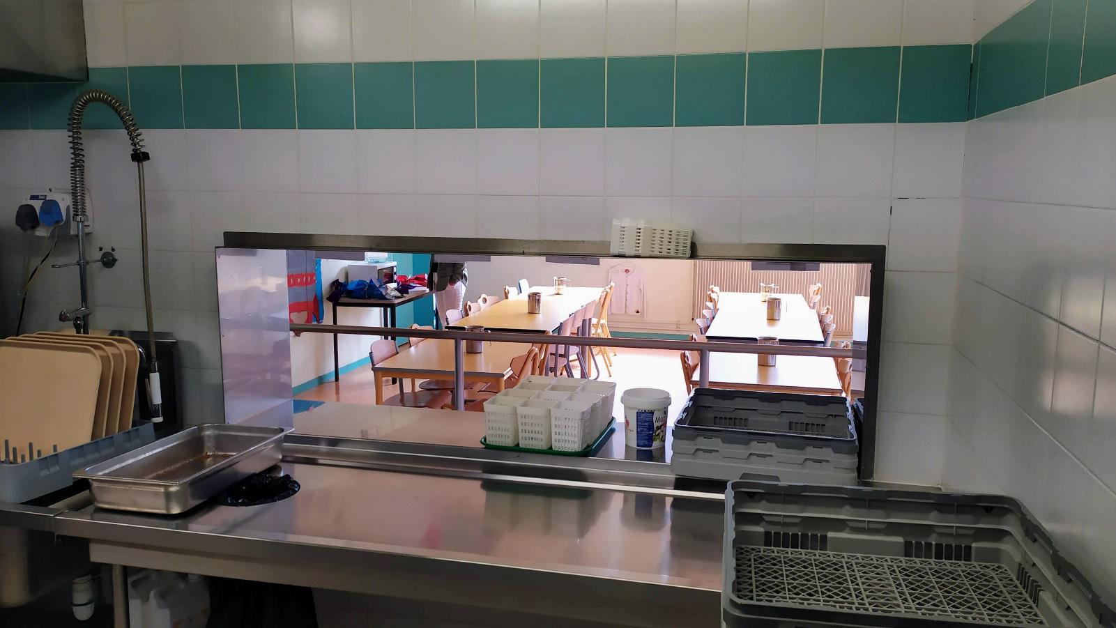 La laverie est ouverte et donne directement sur les tables La laverie est ouverte et donne directement sur les tables