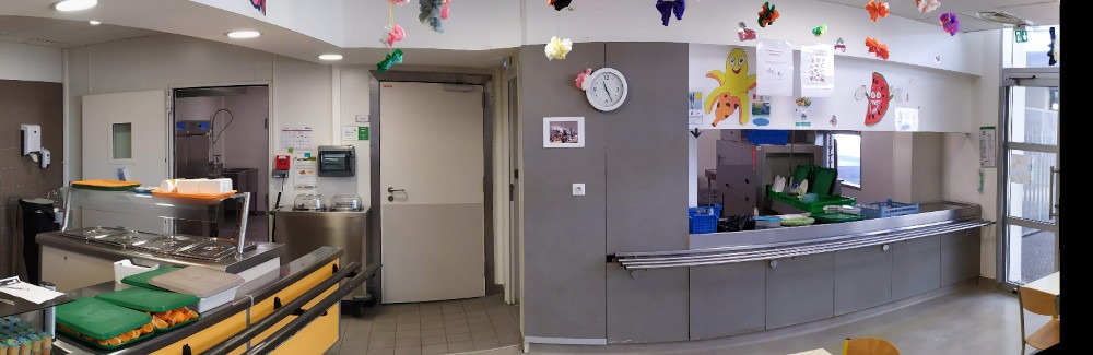 armoires Pour des raisons architecturales, les zones de self et de desserte sont très proches.