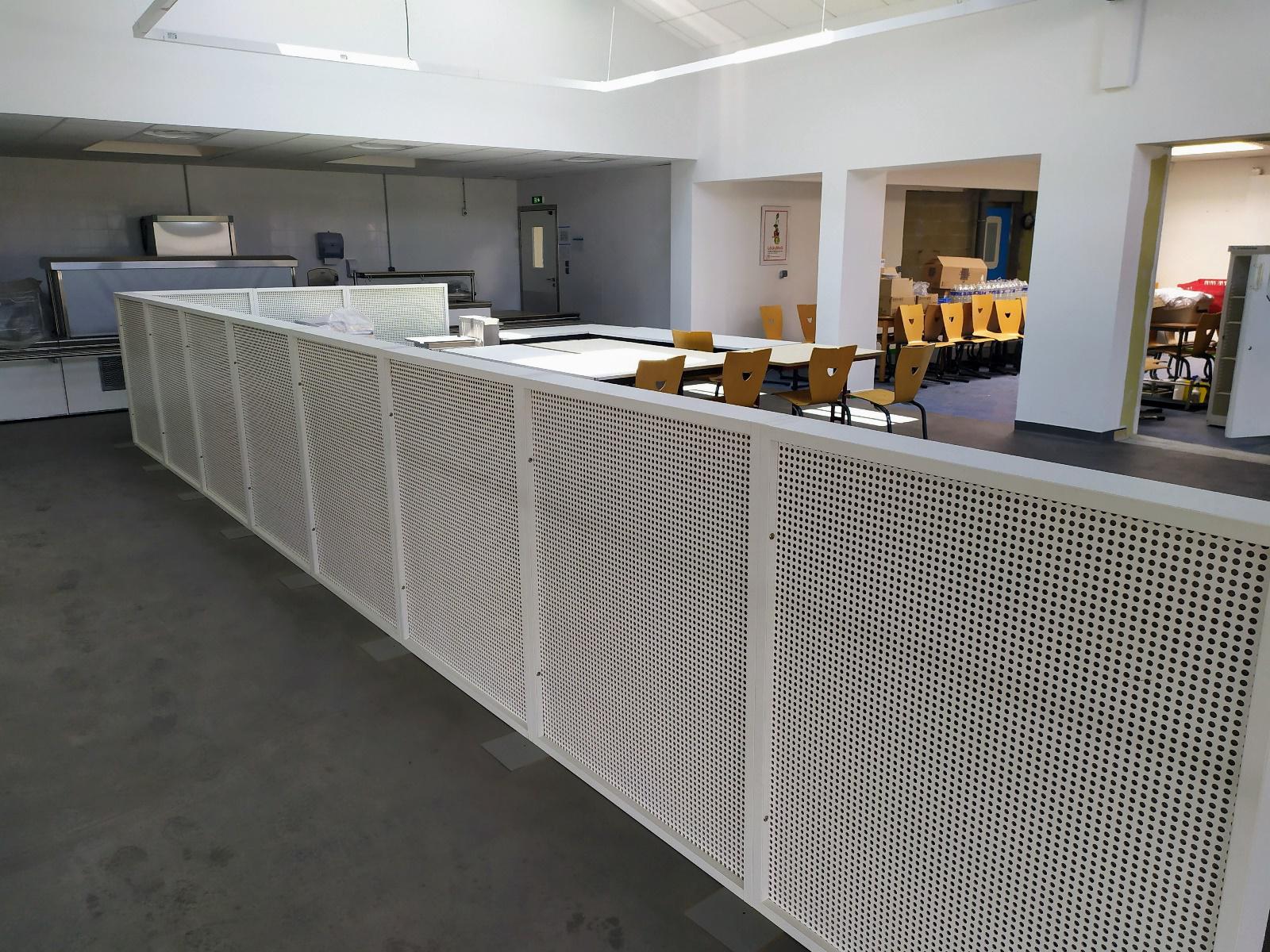 barrieres acoustiques Mise en place de barrières acoustiques absorbantes entre la file d’attente du self et la zone de restauration