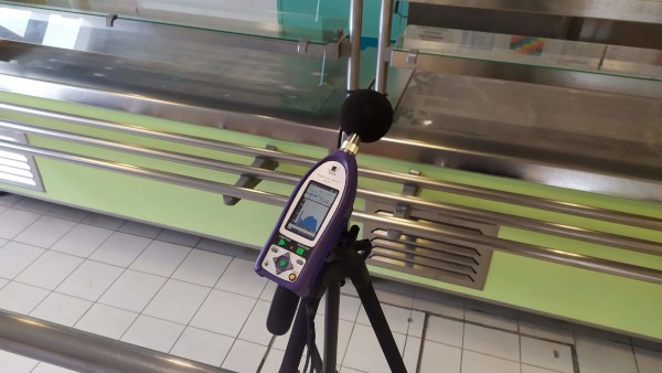 mesure acoustique self Une mesure acoustique à proximité du self : le niveau sonore se propage directement dans la salle de repas
