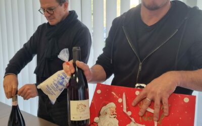 un homme qui présente un cadeau