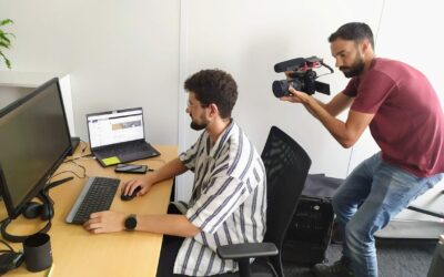 un homme filmé pendant son travail