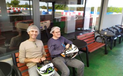 deux hommes avant une courses de karting