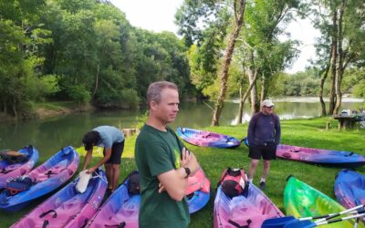 Un homme pensif avant de prendre son canoé