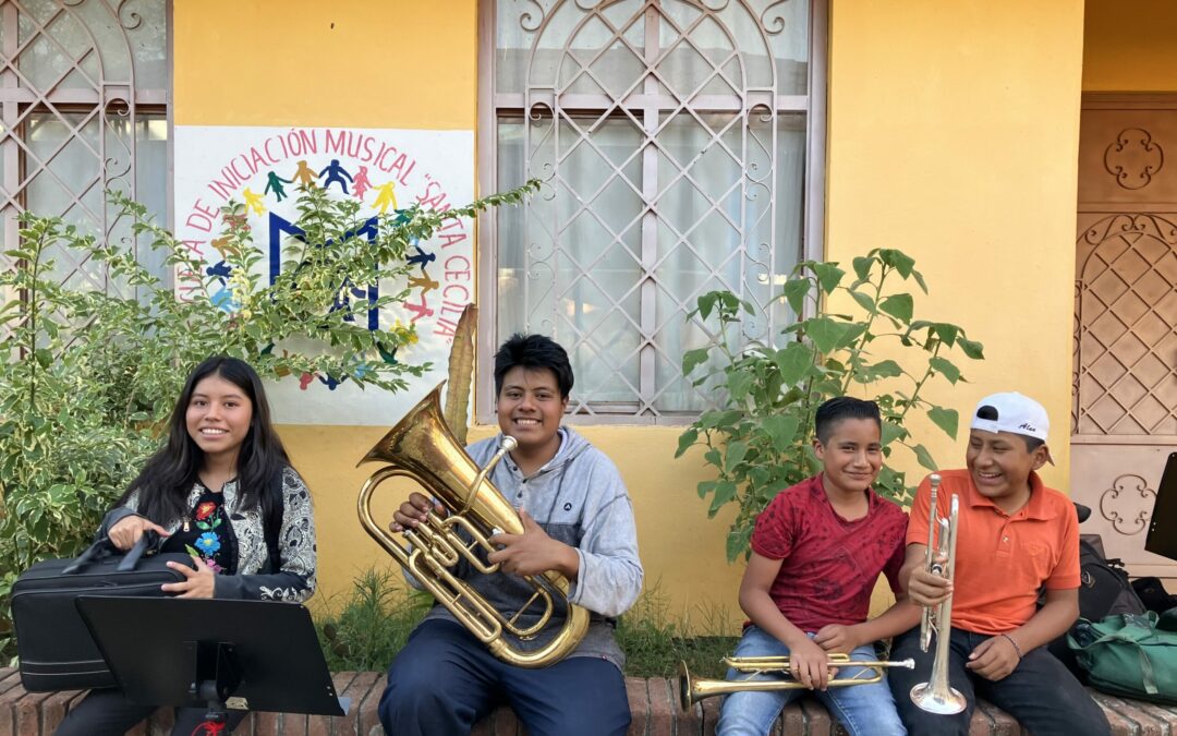 Des enfants avec des instruments