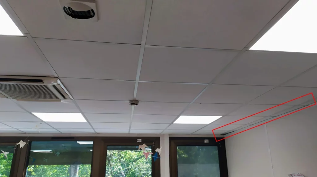 Exemple de défaut de mise en œuvre – Les dalles de faux-plafond se soulèvent autour de la percussion de la cloison modulaire